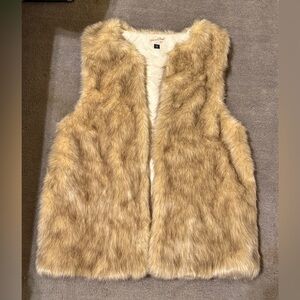 Never worn OSFM faux fur women’s vest Universal Thread Goods Co